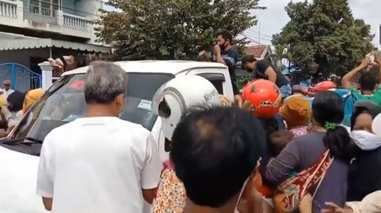 Viral penunggang mobil pick up diserbu warga gara-gara telur. (Instagram)