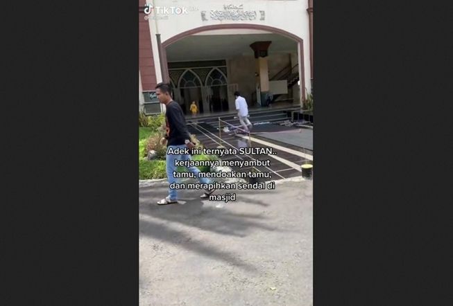 Viral karena merapihkan sandal jamaah masjid, bocah ini ternyata anak sultan. (TikTok/@matpeciii)