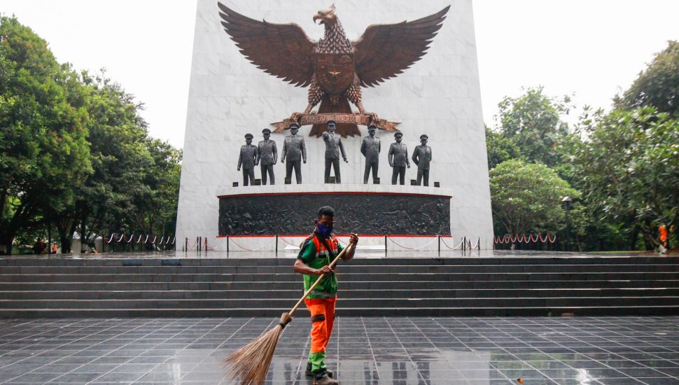 Petugas membersihkan area Tugu Pahlawan Revolusi di Monumen Pancasila Sakti, Lubang Buaya, Jakarta Timur, Selasa (28/9/2021). [Suara.com/Alfian Winanto]