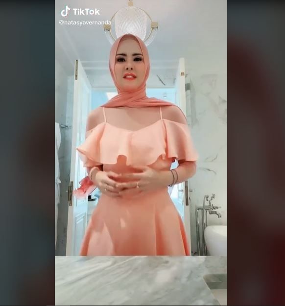 Viral Gaya Busana Hijab Bikin Salah Paham (tiktok.com/@natasyavernanda)
