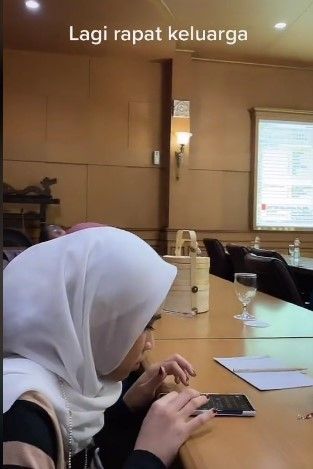 Viral wanita jilbab hitam tiktokan di rapat keluarga. Ini menjadi perhatian netizen karena melihat keadaan rapat itu sangat mewah bak di ruangan Anggota DPR.