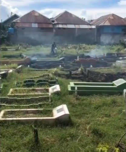 Viral anak bakar kuburan ayah karena kecewa pembagian warisan. Setelah kuburan dibakar, nisan kuburan dipecahkan. Hal itu membuat beberapa kuburan di sekitar itu juga terbakar.