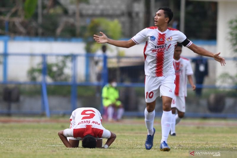 Pesepak bola Sulawesi Utara Brayen Pondaag (kanan) melakukan selebrasi usai mencetak gol ke gawang Aceh pada pertandingan babak penyisihan Sepak Bola Putra PON Papua di Stadion Barnabas Youwe, Sentani, Papua, Selasa (28/9/2021). ANTARA FOTO/Zabur Karuru/wsj. (ANTARA FOTO/ZABUR KARURU)