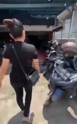 Viral wanita labrak suami selingkuh di warung. Aksi labrak perselingkuhan itu viral di media sosial. Bahkan si wanita selingkuhan pria cuma bisa mingkem dan diam dicaci maki.