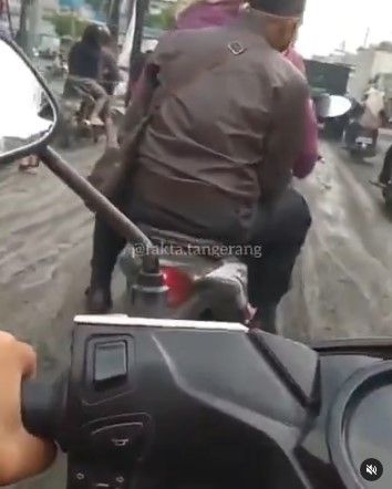 Viral jalan baru dicor langsung diinjak-injak dan dilewati motor. Melihat video viral itu netizen langsung emosi dan mengutuk aksi injak-injak jalan baru dicor.