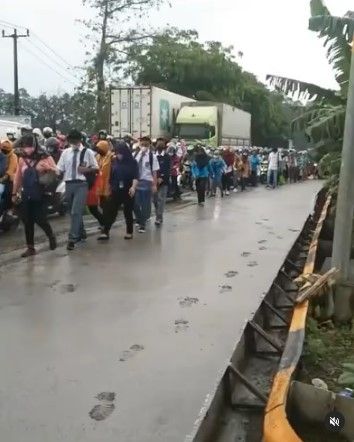 Viral jalan baru dicor langsung diinjak-injak dan dilewati motor. Melihat video viral itu netizen langsung emosi dan mengutuk aksi injak-injak jalan baru dicor.