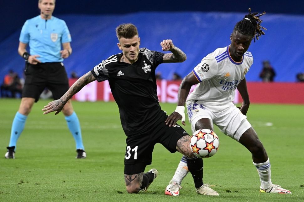 Gelandang serang Sheriff Tiraspol, Sebastien Thill (kiri) tampil pada laga Liga Champions kontra Real Madrid di Santiago Bernabeu, Rabu (29/9/2021) dini hari WIB. [JAVIER SORIANO / AFP]