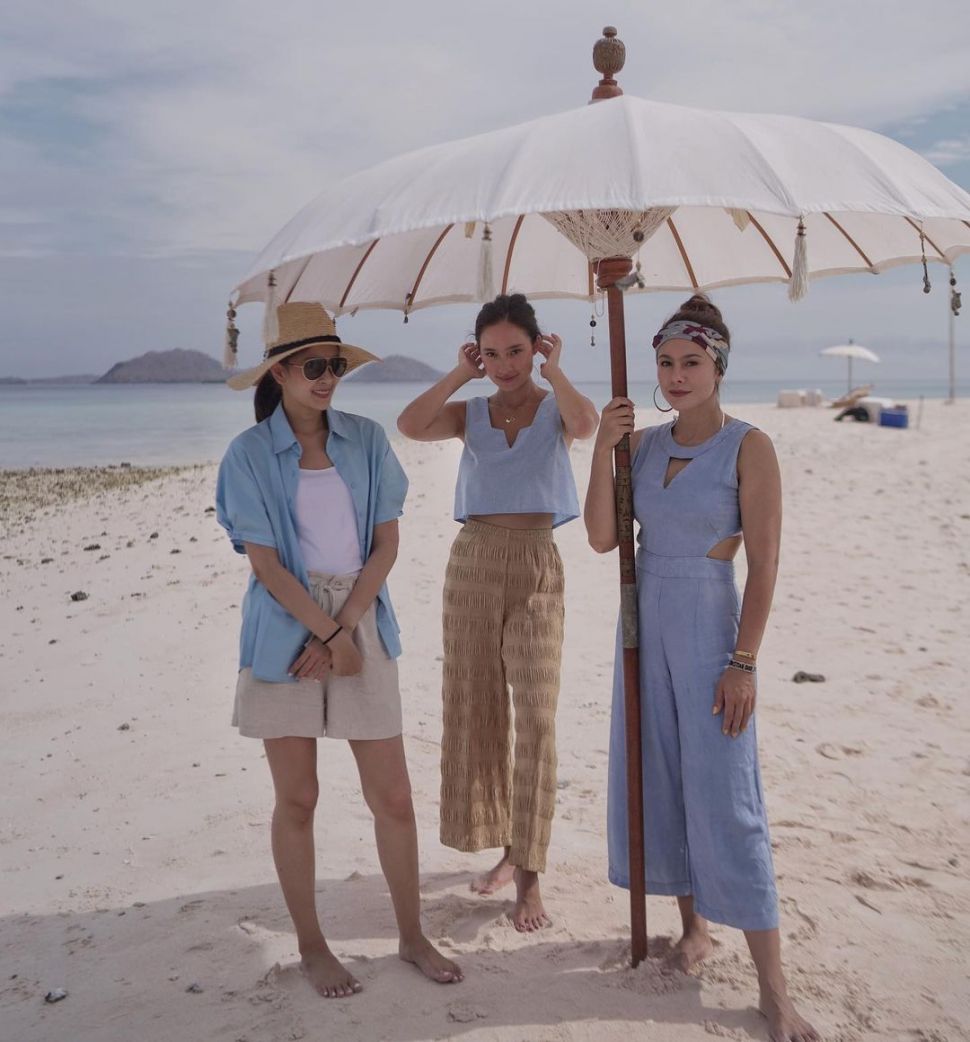 Gaya liburan Wulan Guritno di Labuan Bajo. (Instagram/lialukman)