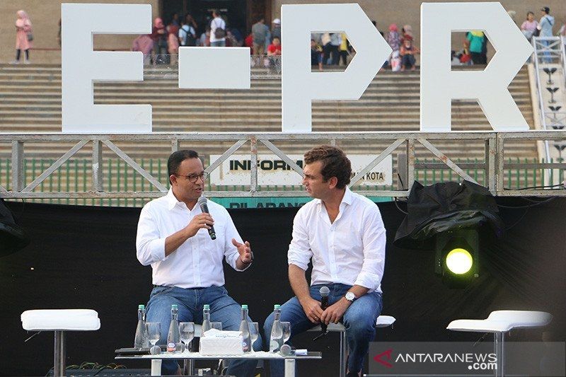 Gubernur DKI Jakarta Anies Baswedan (kiri) dan Chief Championship Officer Formula E Alberto Longo dalam konferensi pers Jakarta E-Prix 2020 di Lapangan Monas, Jumat (20/9/2019). (Antara/Livia Kristianti)