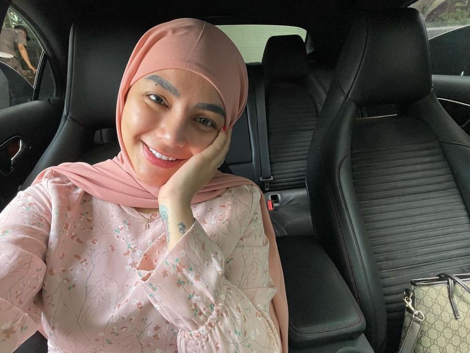 Potret Nadia Christina berhijab. (Instagram/__nadiachristina)