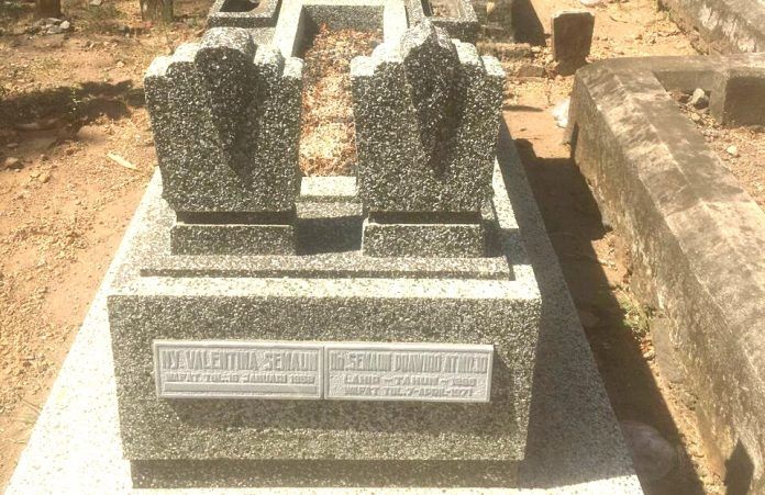 Makam Semaoen dan istrinya, Valentina di Gununggangsir, Beji, Kabupaten Pasuruan. [Foto: Miftahul Ulum/Wartabromo]