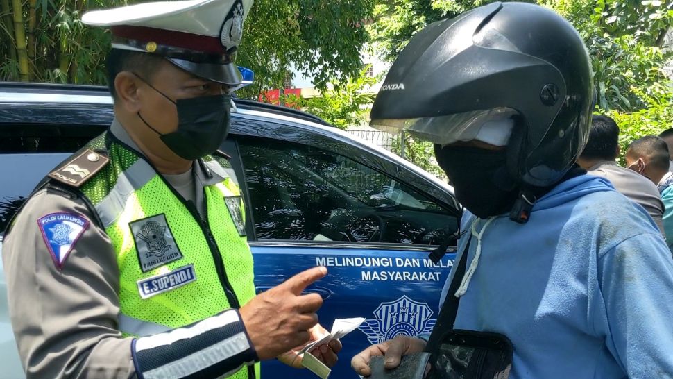 Razia Kendaraan saat berada di Jalan Adi Sucipto, Kawasan Stadion Manahan Solo, (30/9/2021). [Suara.com/Budi Kusumo]