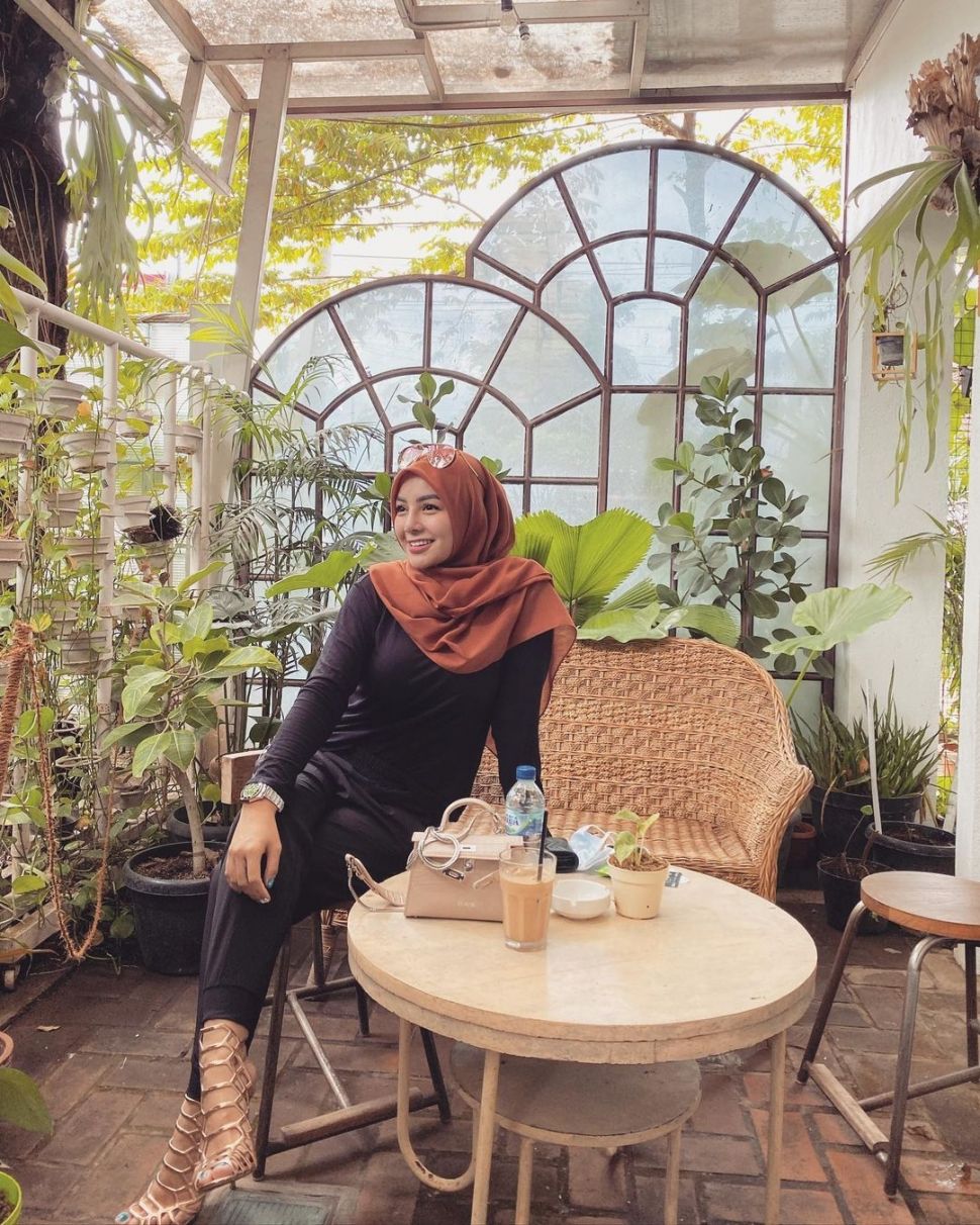 Potret Nadia Christina berhijab. (Instagram/__nadiachristina)