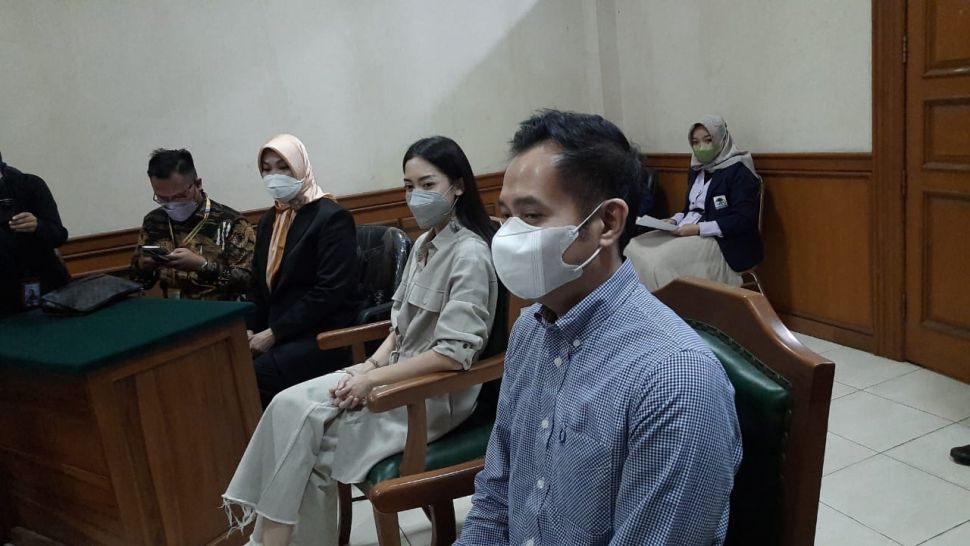 Aldi Bragi dan Ririn Dwi Ariyanti menjalani sidang di Pengadilan Agama Jakarta Selatan, Kamis (30/9/2021). [Muhammad Anzar Anas/Suara.com]