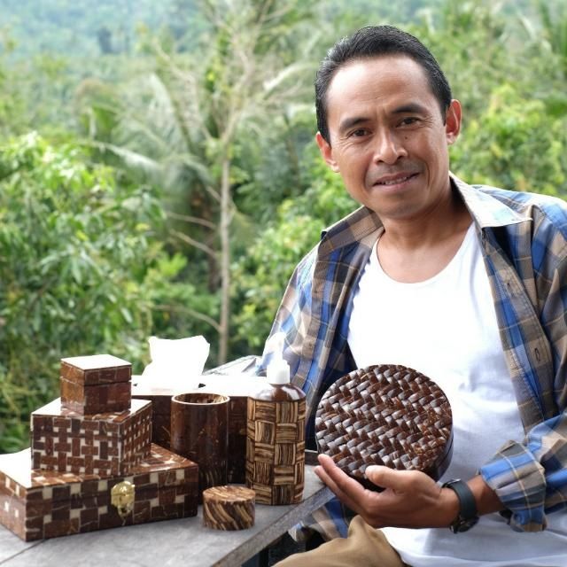 Faturrahman, pelaku UMKM kerajinan dari limbah batok kelapa. (Dok. Google)