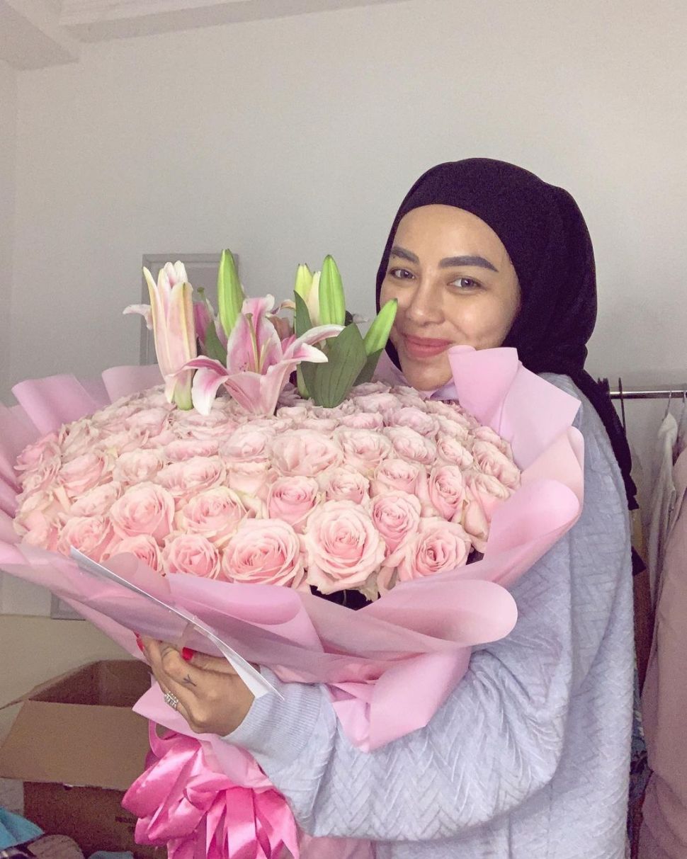 Potret Nadia Christina berhijab. (Instagram/__nadiachristina)