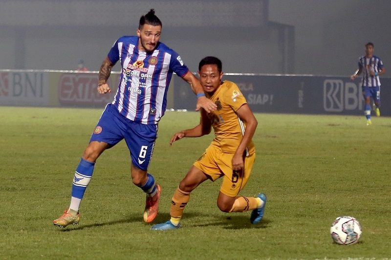 Gelandang sentral Bhayangkara FC, Evan Dimas (kanan). [ANTARA FOTO/Muhammad Iqbal]