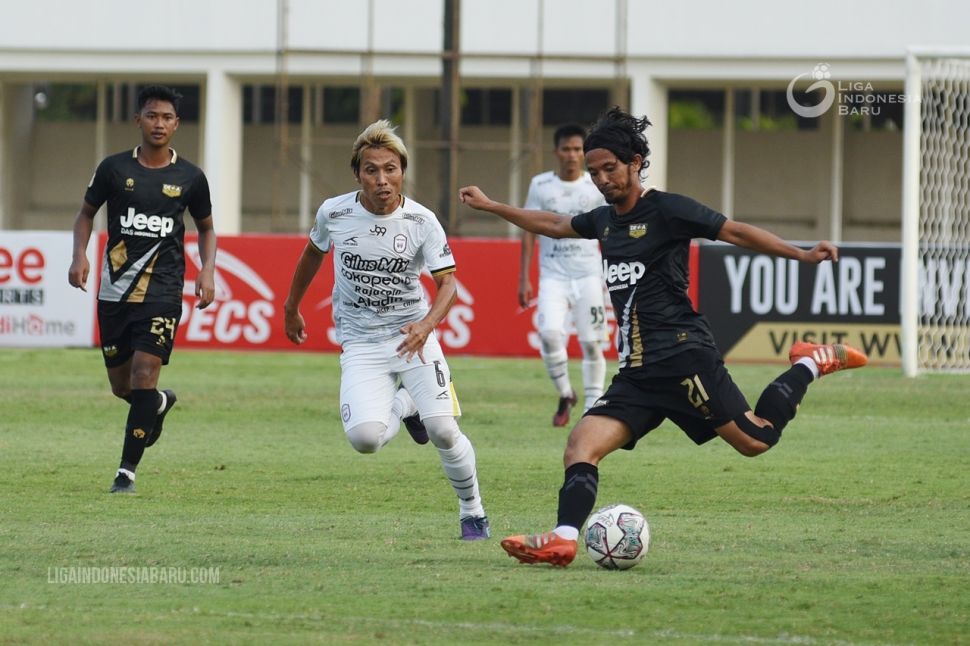 Gelandang Dewa United, Ade Suhendra (kanan) bersiap melepas umpan dibayangi pemain Rans Cilagon FC, Asri Akbar dalam laga perdana Liga 2 2021 Grup B di Stadion Madya Senayan, Jakarta. [Ligaindonesiabaru.com]