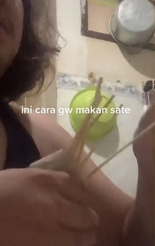 Cara pria makan sate jadi sorotan. (Tiktok/@dikitlagiganteng)