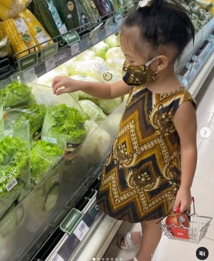 Anak Artis Pakai Batik. (Instagram/@farahquinnofficial)