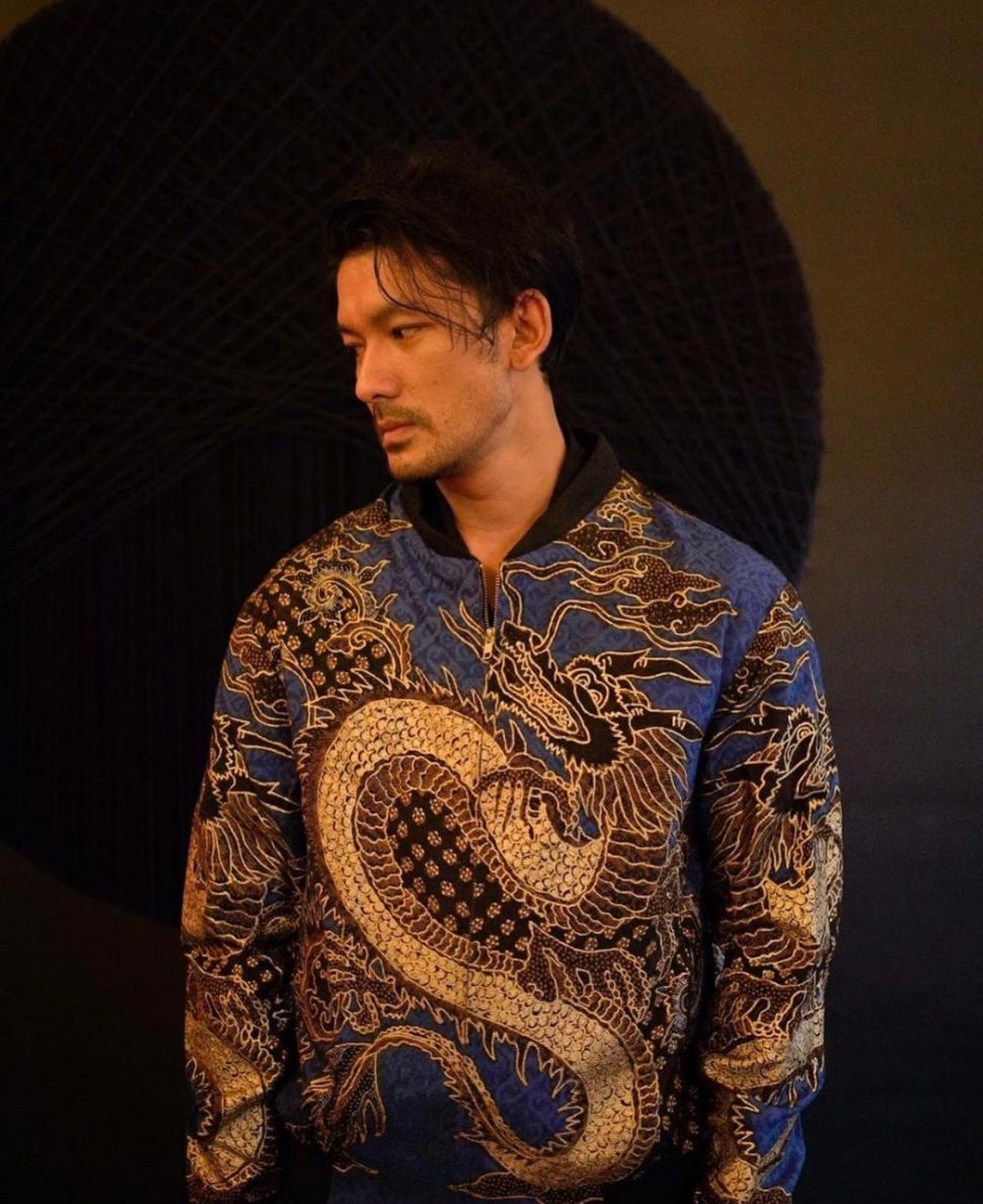 Rio Dewanto Pakai Bomber Batik Motif Naga (Dok. Garuda Kencana Batik)