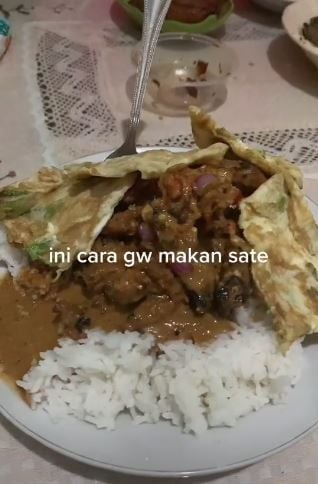 Cara pria makan sate jadi sorotan. (Tiktok/@dikitlagiganteng)