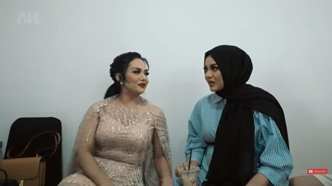 Aurel Hermansyah bongkar kebiasaan ekstrem Krisdayanti saat makeup. (YouTube/AH)