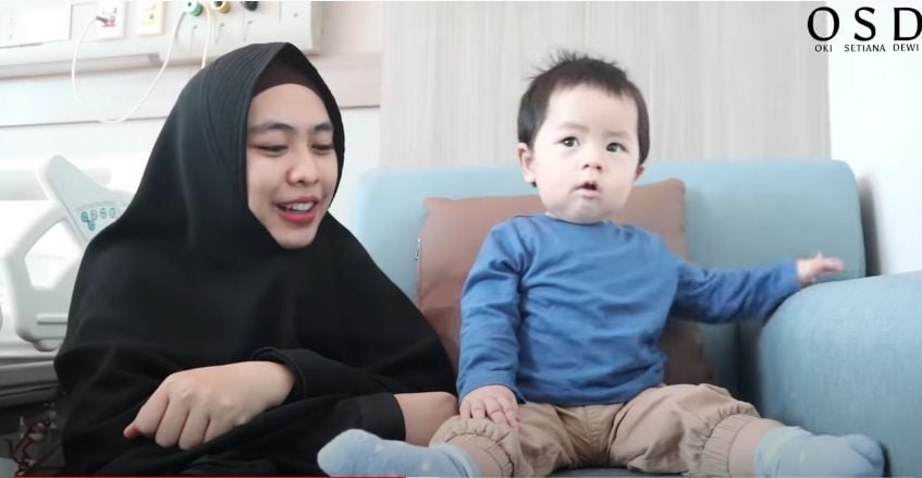 Momen Oki Setiana Dewi dampingi anak terapi napas. (YouTube/Oki Setiana Dewi)