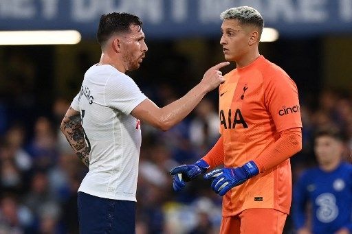 Kiper Tottenham Hotspur Pierluigi Gollini berbincang dengan rekannya dalam pertandingan persahabatan kontra Chelsea pada 4 Agustus 2021. [AFP]