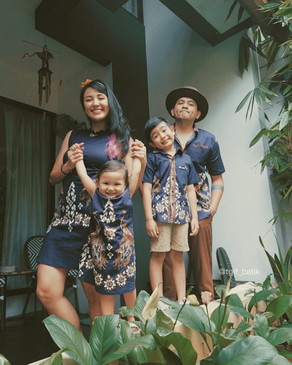 Anak Artis Pakai Batik. (Instagram/@mrssharena)