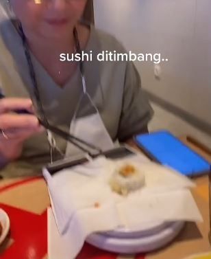 Viral wanita bawa timbangan ke restoran. Begitu sampai, semua menu yang mau dimakan ditimbang dulu. Ternyata si wanita punya alasan melakukan hal tersebut.