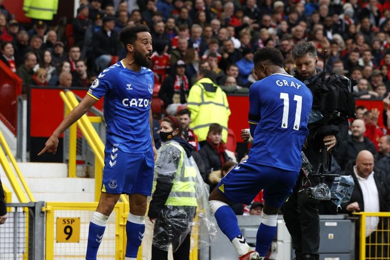 Penyerang Everton Andros Townsend (kiri) melakukan selebrasi usai cetak gol ke gawang Manchester United dalam pertadingan Liga Premier Inggris di Old Trafford, Manchester, Inggris pada 2 Oktober 2021. ANTARA/REUTERS/PHIL NOBLE 