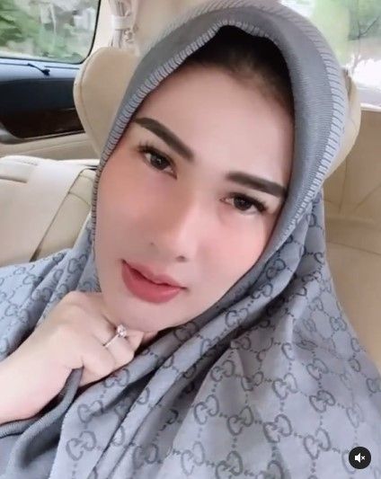 Potret Stevie Agnecya saat berhijab. (Instagram/steviagnecya)