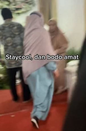 Pria nekat terobos lewati kondangan. (Tiktok/@ipan.slam)