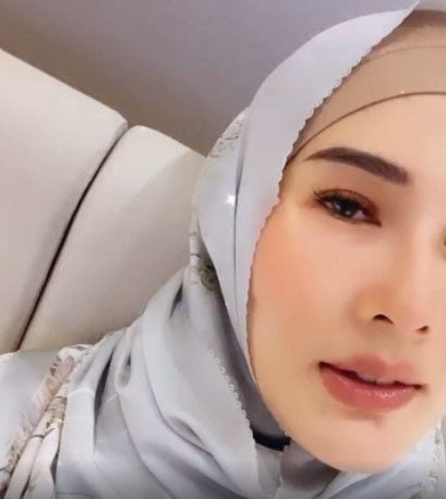 Potret Stevie Agnecya saat berhijab. (Instagram/steviagnecya)