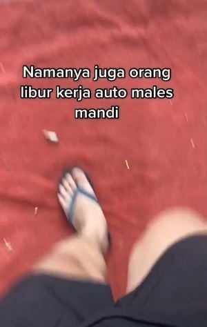 Pria nekat terobos lewati kondangan. (Tiktok/@ipan.slam)