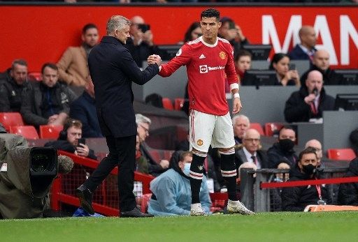 Pemain Manchester United Cristiano Ronaldo masuk menggantikan Edinson Cavani di laga Liga Premier kontra Everton di Old Trafford, Sabtu (2/10/2021). [AFP]