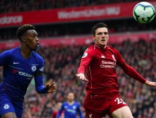 Aksi bek kiri Liverpool, Andrew Robertson saat menghadapi pemain Chelsea pada pertandingan Liga Primer Inggris, Minggu (14/4/2019). [PAUL ELLIS / AFP]