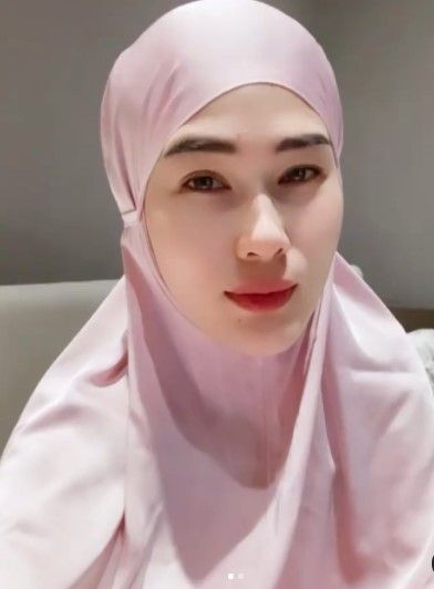 Potret Stevie Agnecya saat berhijab. (Instagram/steviagnecya)