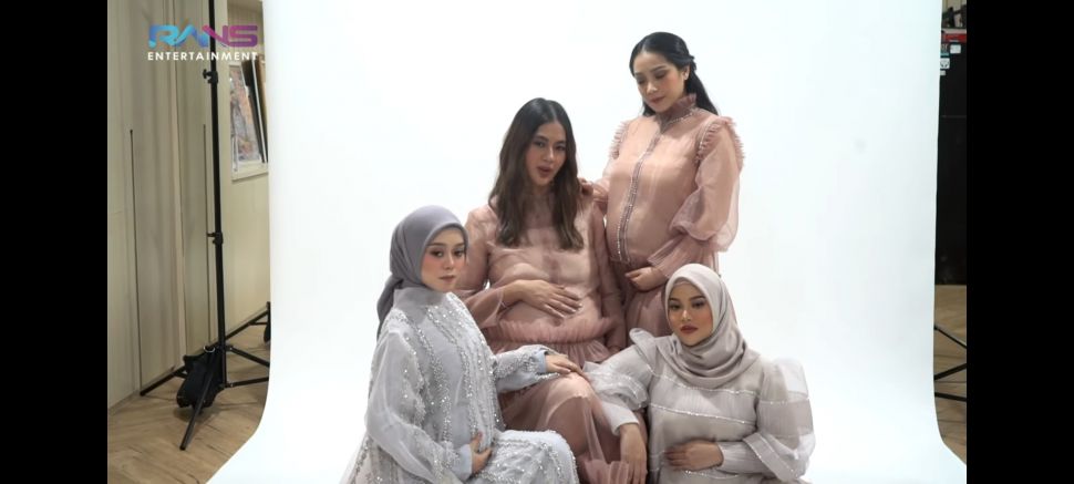 Momen Lesti Kejora pemotretan maternity bareng The Bumils. (YouTube/Rans Entertainment)