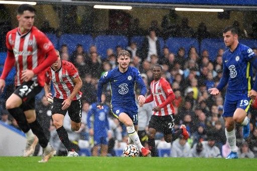 Pemain Chelsea Timo Werner menggiring bola melewati pemain Southampton dalam pertandingan Liga Premier Inggris di Stamford Bridge, Sabtu (2/10/2021). [AFP]