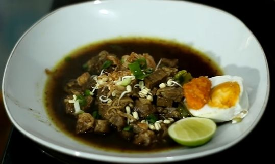 Sajian rawon daging sapi. (YouTube/Resep Bunda Tika)