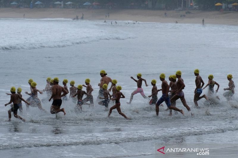 Peserta memacu kecepatan saat mengikuti lomba renang perairan terbuka Bali Ocean Swim 2021 di Pantai Kuta, Badung, Provinsi Bali, Minggu (3/10/2021). (FOTO ANTARA/Nyoman Hendra)