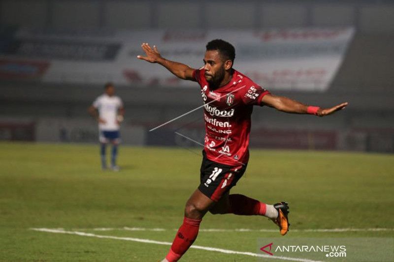 Pesepak bola Bali United Yabes Roni melakukan selebrasi usai mencetak gol ke gawang Persib Bandung pada lanjutan Liga 1 2021-2022 di Stadion Indomilk Arena, Tangerang, Banten, Sabtu (18/9/2021). ANTARA FOTO/Fauzan/foc.