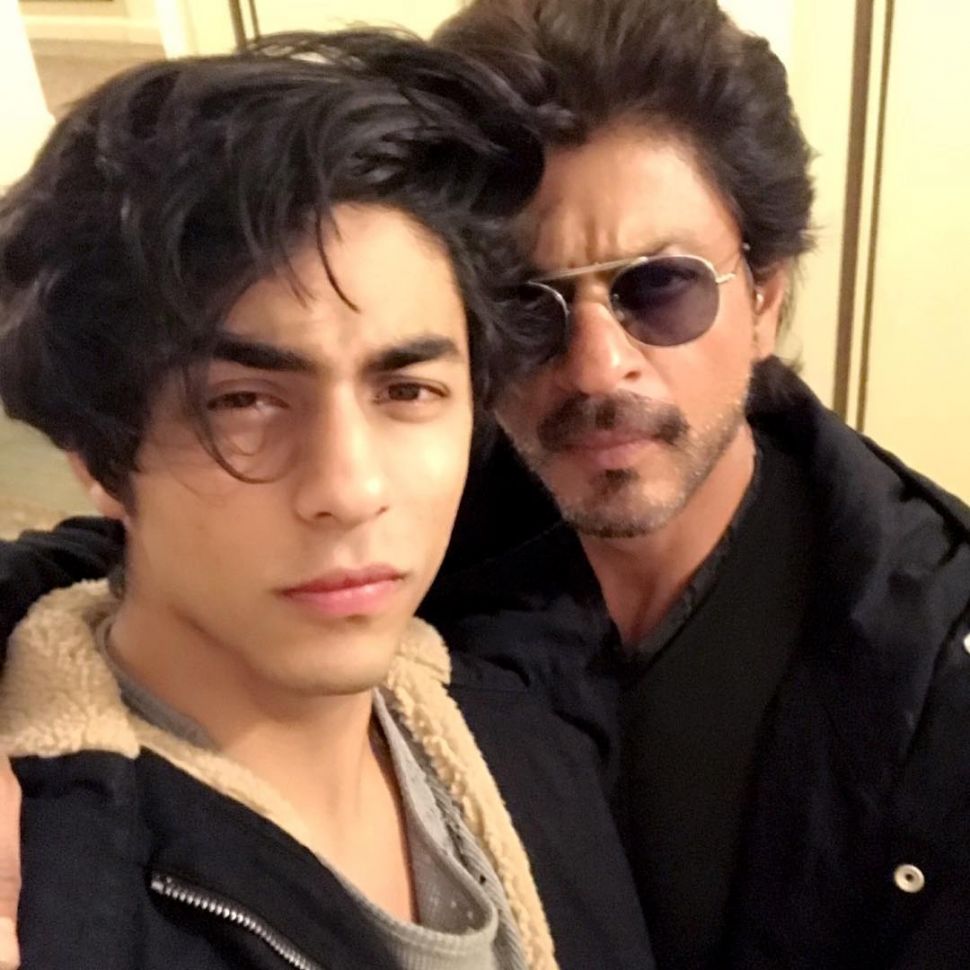 Shah Rukh Khan bersama putranya, Aryan Khan. [Instagram]