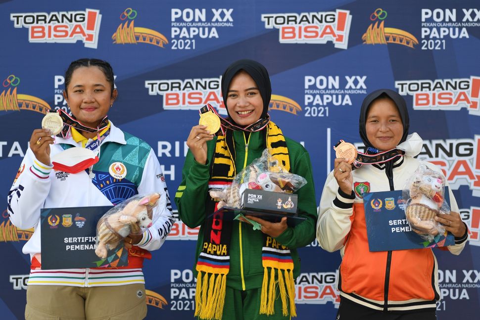 Atlet panahan Jawa Timur Diananda Choirunisa (tengah), atlet panahan Papua Rezza Octavia (kiri) dan atlet Kalimantan Tengah Linda Lestari (kanan) berpose dengan medalinya di podium saat upacara penyerahan medali final panahan recurve putri PON Papua di Lapangan Kampung Harapan, Sentani, Kabupaten Jayapura, Papua, Senin (4/10/2021).ANTARA FOTO/Zabur Karuru