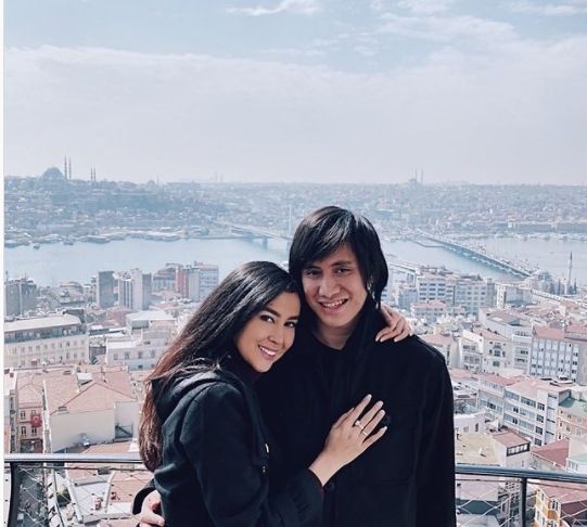 Potret Mesra Kevin Aprilio dan Istri. [Instagram/kevinaprilio]