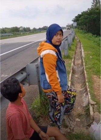 Viral sopir truk berhenti di pinggir Tol Cipali, Jawa Barat. Si Sopir truk menemui anak dan istrinya. Momen itu membuat netizen menangis dan menilai cinta sang istri termasuk cinta sejati dan keluarga sederhana.