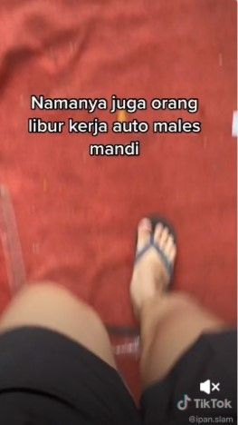 Viral anak kost terobos pesta kondangan. Aksi anak kost ini bikin geleng kepala. Dia tetap stay cool dan tenang terobos tenda hajatan yang dibangun di tengah jalan.