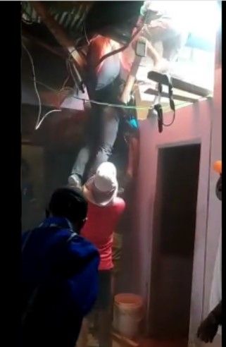 Viral atlet Paralayang PON Papua mendarat di geting rumah warga. Netizen tegang dan komentar PON rasa survival game. Kebanyakan mereka bersyukur si Atlet Paralayang tidak mendarat di kawasan banyak buaya.